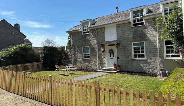 THE LITTLE VICARAGE, family friendly, country holiday cottage in Mark