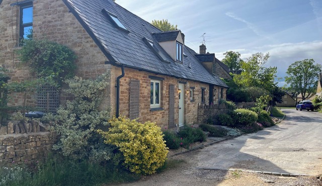 THE LOST RADISH - Cosy and romantic Cotswold cottage with private garden
