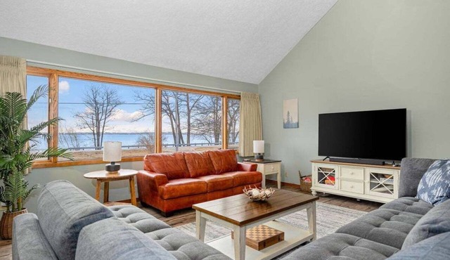 The M22 House - Panoramic Views of West Bay!