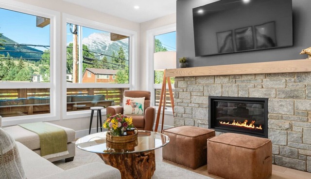 The Peak Retreat: NEW Luxe 5BR Mtn Views + Hot Tub