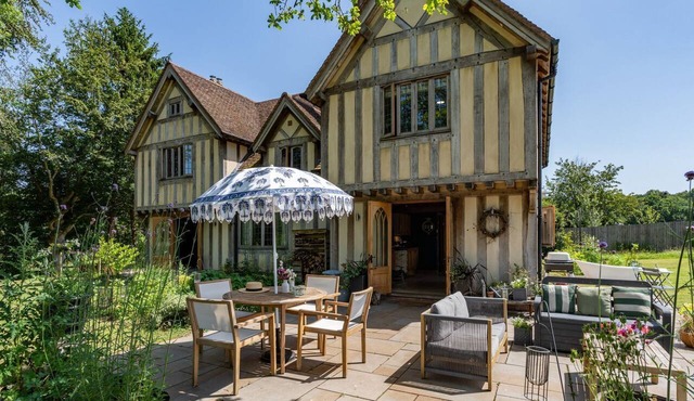 The Timber House - sleeps 8 guests in 4 bedrooms