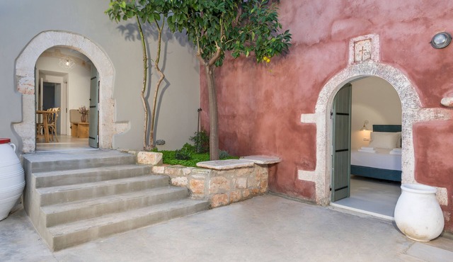 Tholos Cottage, fully renovated house inside Sternes, 15 min drive from Chania