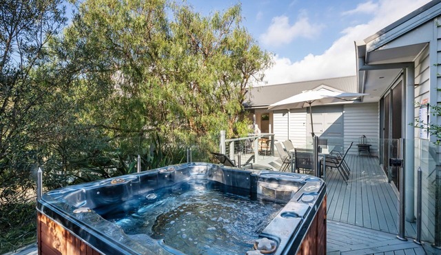 Tideways | Spa Retreat, Pet Friendly, Walk to Beach