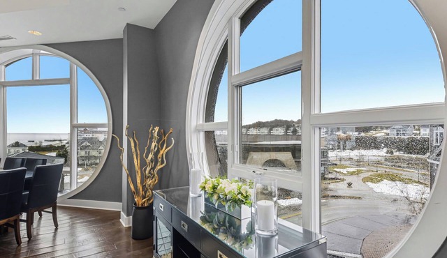 Timeless 420: Lakeside 3BR condo in Bay Harbor, perfect for up to 6 guests.