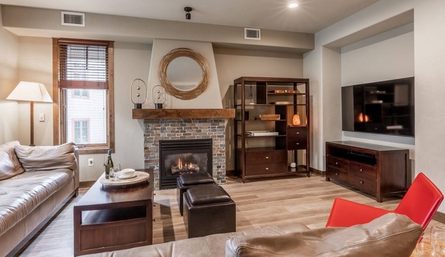 Townhome with 2 Decks, Hot Tub, Fireplace and Grill!