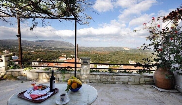 Traditional cottage with panoramic view. Ideal for couples and families.