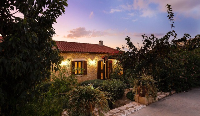 Traditional House With Pool And Great View!