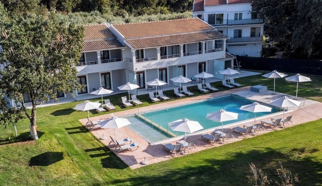 Tranquil Modern Apartments with Pool & Lush Garden close to the Beach and Resort