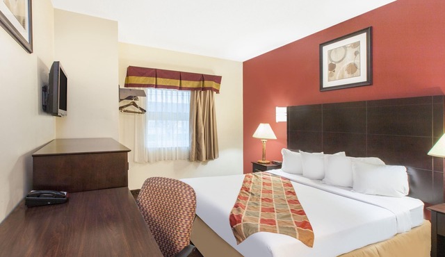 Travelodge by Wyndham Romulus Detroit Airport
