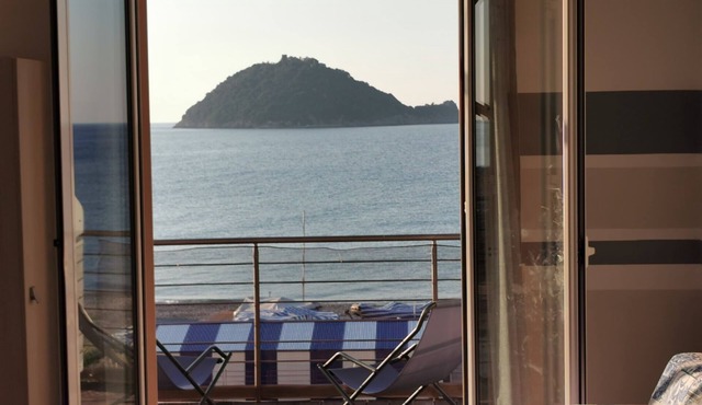 TWO-ROOM APARTMENT NEW SEA VIEW GALLINARA ISLAND DIRECTLY ON THE BEACH