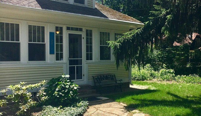 Union Pier-Steps to the beach. Private yard, lg screened porch, fire pit, bbq.