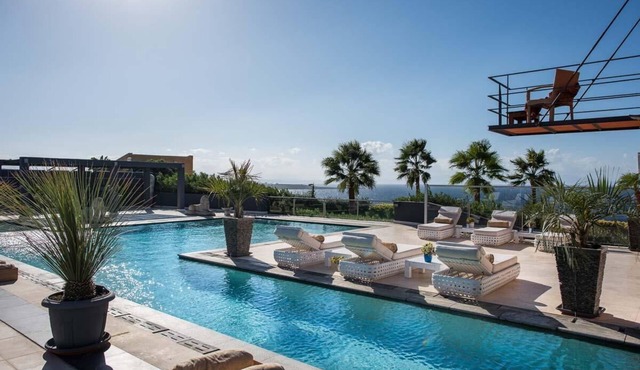 Unique design - location 500m from the sandy beach