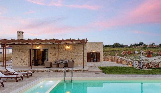Unique Stonebuilt rural Retreat with private pool!