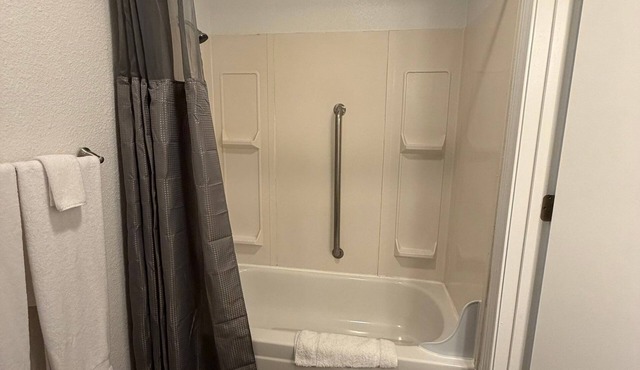 Unit 26 - Cozy 1-bedroom hotel in beautiful Challenge-Brownsville with AC