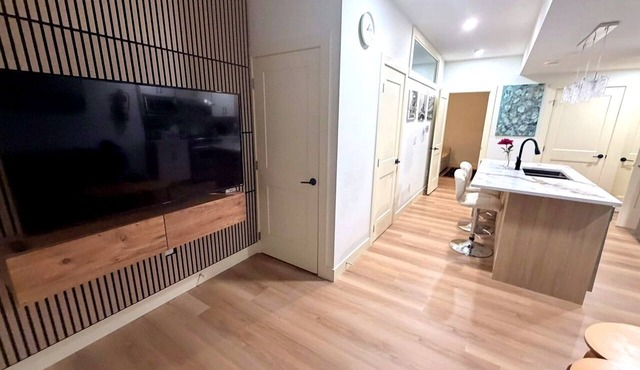 Upscale Basement Suite - Private Entry Sleeps 4.