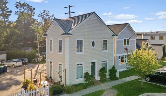 Urban Stay By The Bay: Downtown Pet-Friendly Home