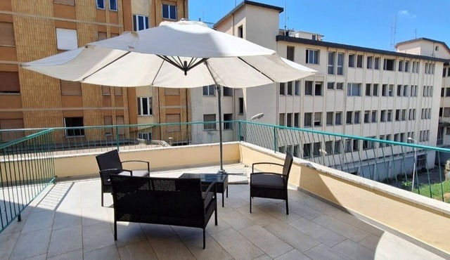 Vanessa House, completely renovated, with large terrace, in the center.