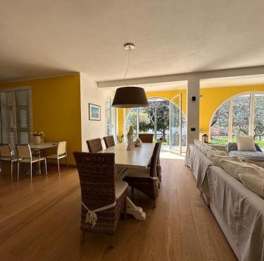 Villa al mare con giardino