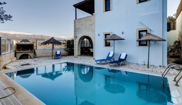 Villa by the sea with PRVT Pool, Makrigialos Crete