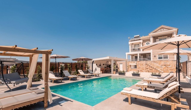 Villa Cela - 5-Bedroom Villa with Private Pool