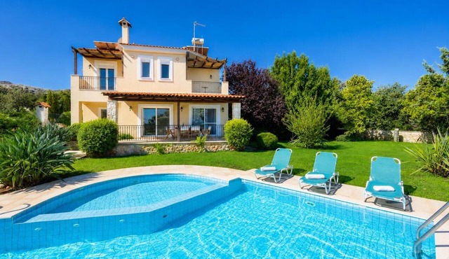 Villa Daphni - Four Bedroom Villa, Sleeps 8