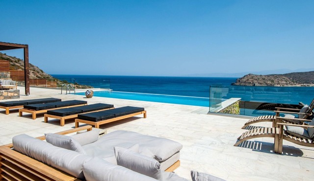 "Villa Dimitra" mit Infinity Pool by Interhome