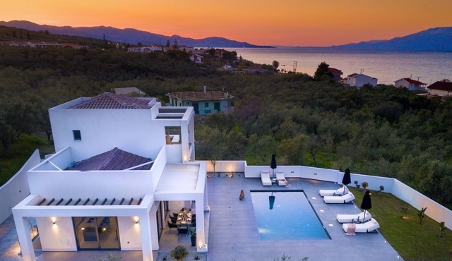 Villa Elysian - Three Bedroom Villa, Sleeps 6