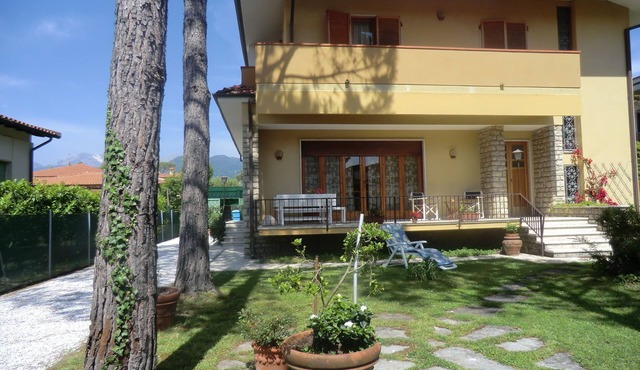 Villa Gloria, garden and large terrace 300m from the sea