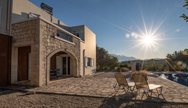 Villa in Almyrida with Private pool, Sea & Mountain Views - free wifi & air con