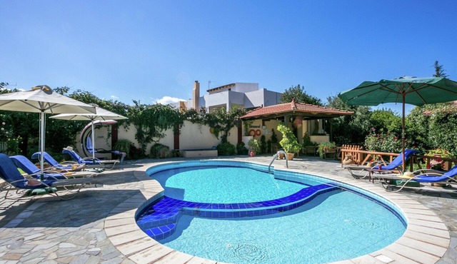 Villa in Heraklion with Private Pool & Beaches