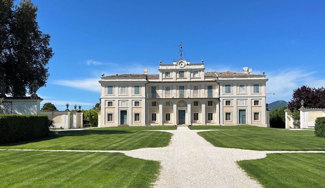 Villa in Terraia with 18 bedrooms sleeps 41