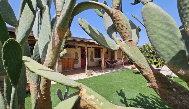 Villa Kokkino Skufitza,charming holiday home made of clay, pool, private garden
