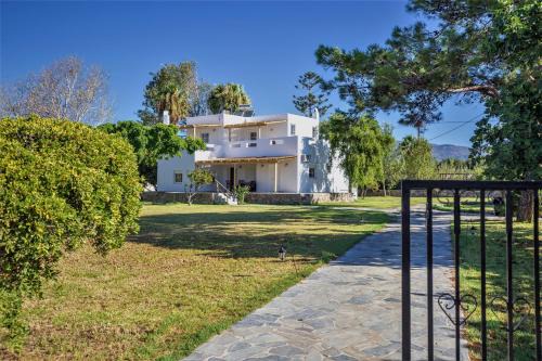 Villa Komorebi, the Private 3BR Grand Estate - 2500m2 Garden - Walk to Beach & Town