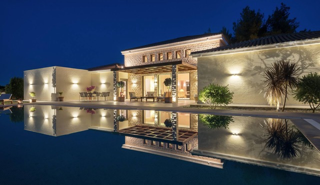 Villa la Curva is a modernly designed, 370m home, near the beach of Laganas.