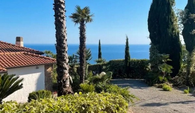 Villa Lilli with magnificent sea view 10 minutes from the beach
