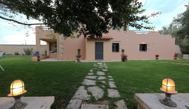 Villa Manoutsio Traditional Cottage Among OliveTrees 500 Metres from Sandy Beach