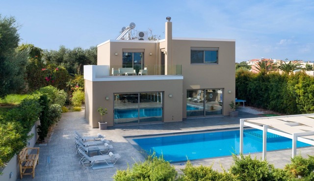 Villa Meliti, 400 meters from the sandy beach of Kalamaki, 5 km from Chania town