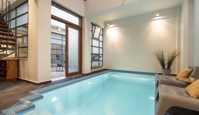 VILLA MELITI: Indoor pool, down town