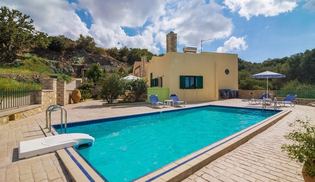 Villa Mourne, 2 BD, common pool, peaceful!
