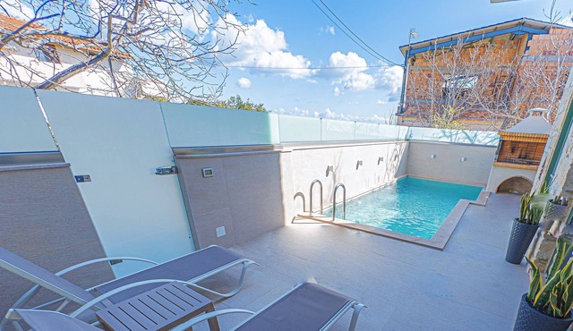 Villa Nuelle with outdoor pool and indoor jacuzzi