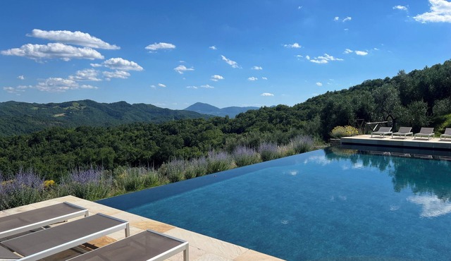 Villa on Umbria Tuscany border, sleeps 12, stunning infinity pool superb views,