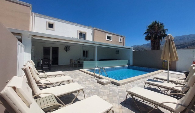 Villa Oniro- Less than 5-Min Walk to Kalivaki Beach with private pool