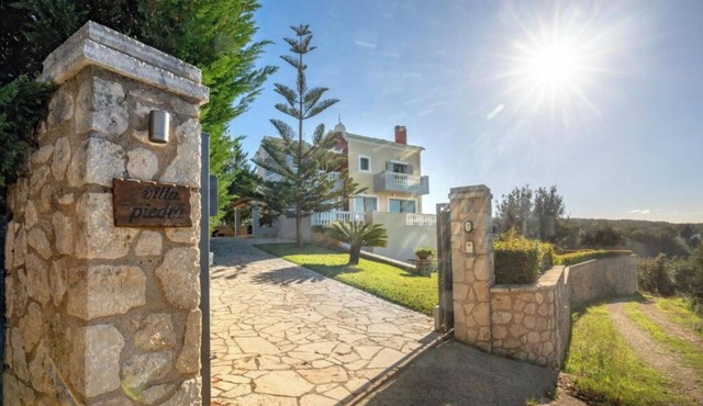 Villa Piedra,Modern style 3 DBRM Villa in Acharavi with private pool and jazuzzi