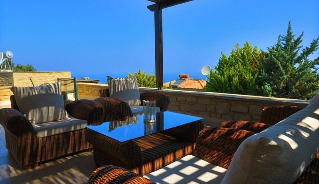 Villa Preveli, cozy holiday villa with pool, close to the village near the beach