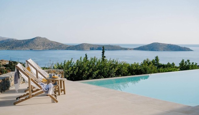 Villa Queen with a heated pool