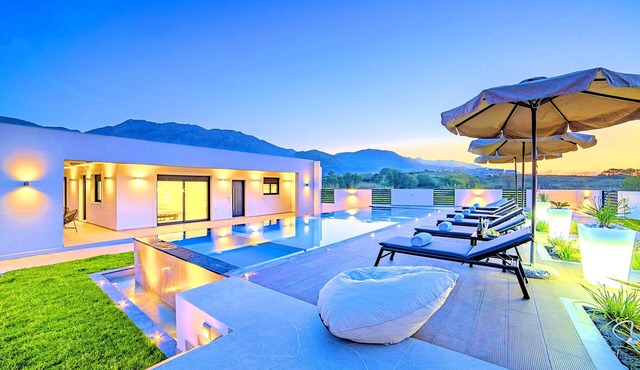 Villa Solaris with Heated Pool & Jacuzzi