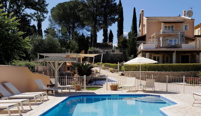 Villa St. Nicholas House, Family Friendly, Large Heated Pool, 300m to the beach.