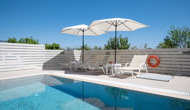 Villa Telio: Sunny pool, A/C, WiFi, BBQ