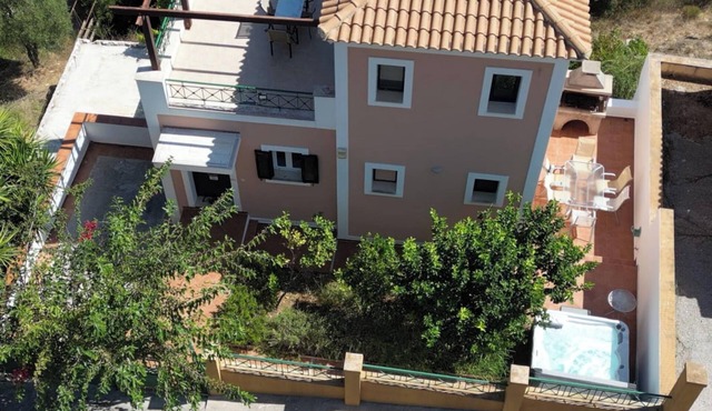 Villa Verde with Outdoor Jacuzzi