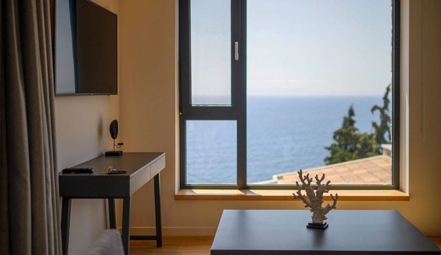 VRAHOS Executive Suite, Mani Suites